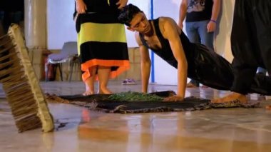 Keskin kırık cam üzerinde Extreme fakir gösterisi