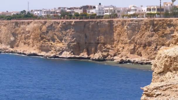 Playas y Hoteles en Egipto cerca de la costa en la playa rocosa. Sharm El Sheikh — Vídeo de stock