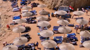 Kızıldeniz'de Mısır'da Şemsiye ve Şezlongile Bir Koy'da Rocky Beach.