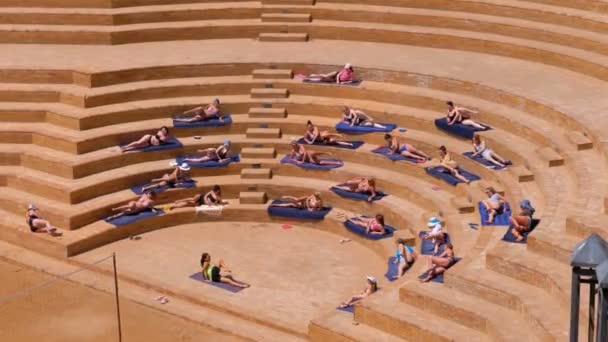 Animacja hotelu w Egipcie na plaży posiada ćwiczenia gimnastyczne dla turystów — Wideo stockowe