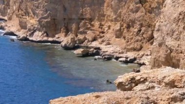 Mısır'daki Rocky Plajı. Kızıldeniz ve Mercan Resifleri Dalgalar ile Kıyı Şeridi üzerinde Bir Koy Plaj.