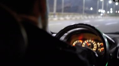Mısır'da bir taksi şoförünün arkasından görünümü, kim gece tatil kenti etrafında sürmek