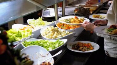 Yemek odasındaki tezgahta çeşitli hazır yemek servisleri..