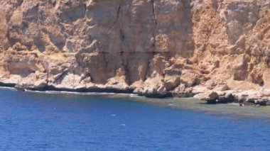 Mısır'daki Rocky Plajı. Kızıldeniz ve Mercan Resifleri Dalgalar ile Kıyı Şeridi üzerinde Bir Koy Plaj.