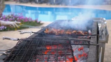 Tavuk Kebaplar Mavi Su ile Havuz tarafından Otelde bir Aşçı tarafından Büyük Izgara üzerinde pişirilir. Mısır