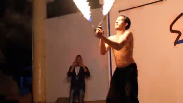 Zobrazit výkon na scéně Mladý muž tanec s ohnivých fanoušků na noční show — Stock video