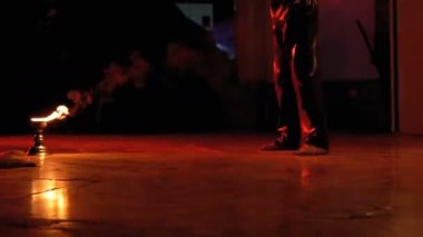 Sahnede Fire Show Performansı. Bir Gece Gösterisi Ateşli Hayranları ile Genç Adam Dancing