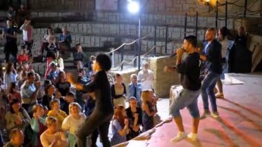 Mısır sahnesinde bir otelde akşam animasyon. İnsanlarla dans etmek.