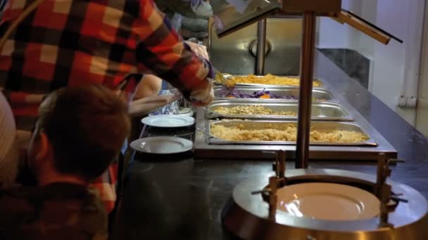 Různé hotové pokrmy na pultu v jídelně Samoobslužné. — Stock video