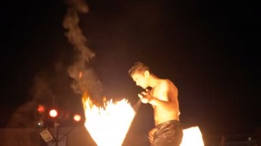 Sahnede Fire Show Performansı. Genç Adam Bir Gece Şovu'nda Ateşli Hayranları ile Dans. Yavaş Çekim