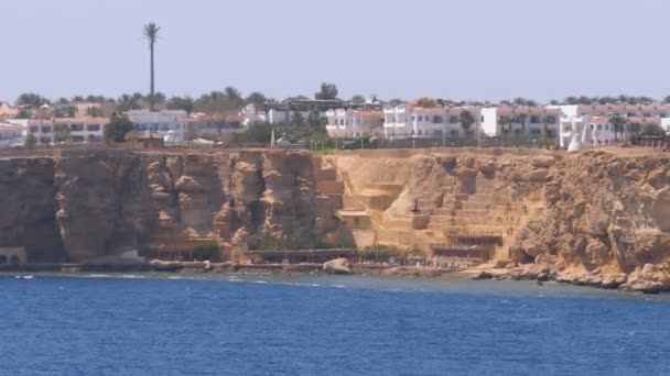 Stränder och hotell i Egypten nära strandlinjen på klippstranden. Sharm El Sheikh — Stockvideo