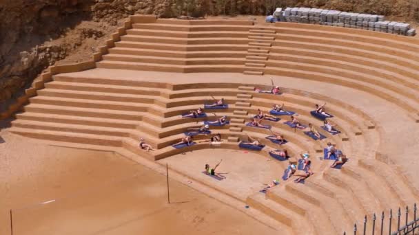 Animazione in Egitto sulla spiaggia tiene esercizi di fitness per i turisti — Video Stock