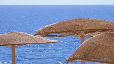 Kızıldeniz'in arka planında Mısır'da Şemsiyeli Boş Plaj