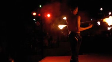 Sahnede Fire Show Performansı. Genç Adam Bir Gece Şovu'nda Ateşli Hayranları ile Dans. Yavaş Çekim