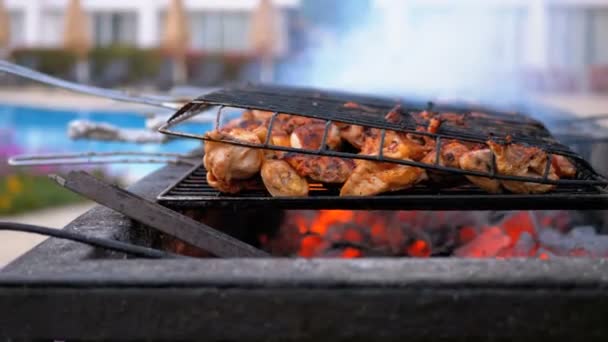 Kipkebabs worden gekookt op een grote Grill door een kok in het hotel bij het zwembad met blauw water. Egypte — Stockvideo