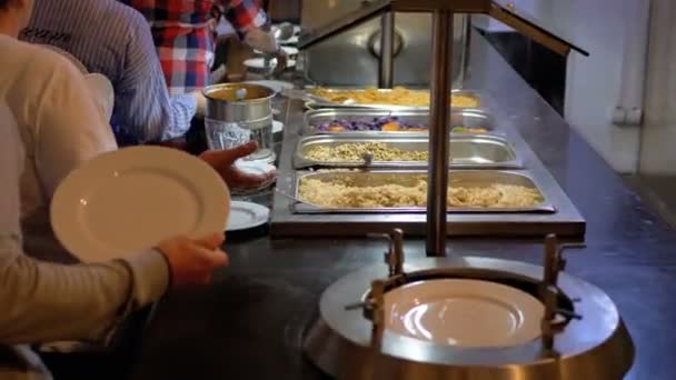 Varias comidas preparadas en el mostrador en el comedor Autoservicio. — Vídeos de Stock