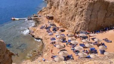 Kızıldeniz'de Mısır'da Şemsiye ve Şezlongile Bir Koy'da Rocky Beach.