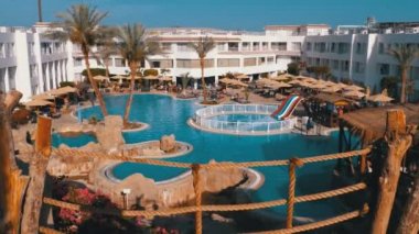 Mısır'da Lüks Mavi Yüzme Havuzu, Plaj Şemsiyeleri ve Şezlonglu Sunny Hotel Resort