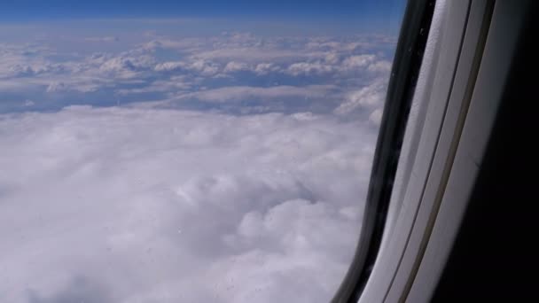 Vista desde la Ventana del Avión en las Nubes. Avión vuela por encima del tiempo — Vídeos de Stock