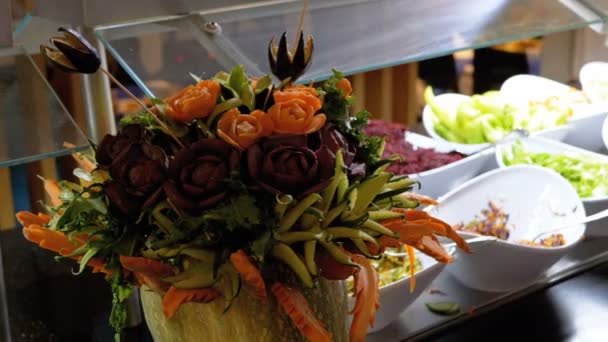 Куча овощей в виде цветов на шведском столе в Египте — стоковое видео