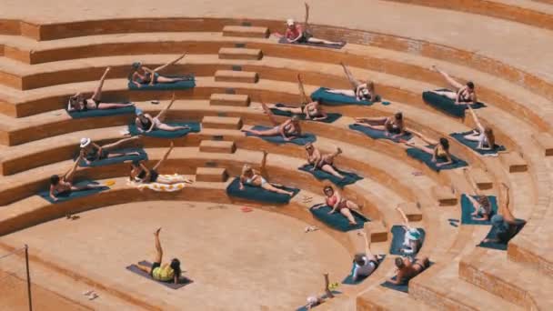 Hotel Animazione in Egitto sulla spiaggia tiene esercizi di ginnastica per i turisti — Video Stock