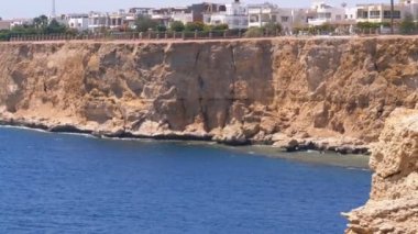 Mısır'daki Rocky Plajı. Kızıldeniz ve Mercan Resifleri Dalgalar ile Kıyı Şeridi üzerinde Bir Koy Plaj.