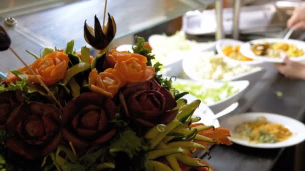 Bando de vegetais na forma de flores em um buffet no Egito — Vídeo de Stock