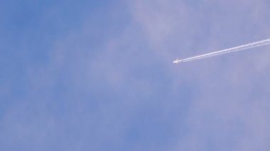 Yolcu Uçağı Açık Gökyüzünde Uçar Bir Duman İzi Geride Bırakarak