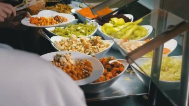 Yemek odasındaki tezgahta çeşitli hazır yemek servisleri..