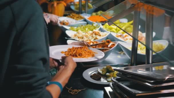 Varias comidas preparadas en el mostrador en el comedor Autoservicio. — Vídeos de Stock