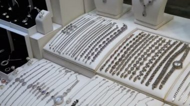 Vitrinde Gümüşten Yapılmış Takılar