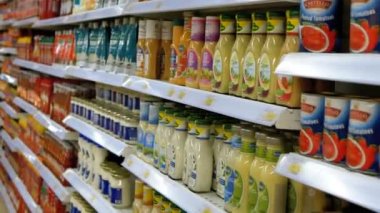 Bir süpermarket mağaza raflarında sergilenen ürünler ve ürünler