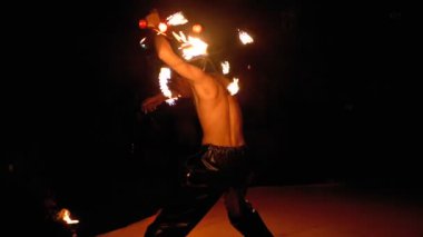 Sahnede Fire Show Performansı. Genç Adam Bir Gece Şovu'nda Ateşli Hayranları ile Dans. Yavaş Çekim