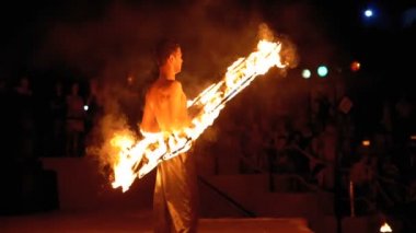 Sahnede Fire Show Performansı. Genç Adam Bir Gece Şovu'nda Ateşli Hayranları ile Dans. Yavaş Çekim