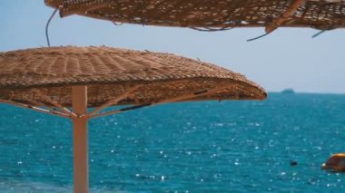 Kızıldeniz'in arka planında Mısır'da Şemsiyeli Boş Plaj