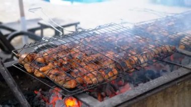 Tavuk Kebaplar Mavi Su ile Havuz tarafından Otelde bir Aşçı tarafından Büyük Izgara üzerinde pişirilir. Mısır