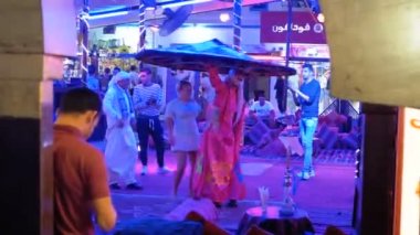 Mısırlı adam Naama Bay sokak restoranında turistler için etek dans ile daire