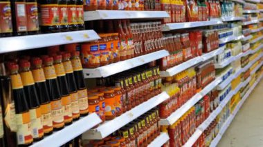 Bir süpermarket mağaza raflarında sergilenen ürünler ve ürünler