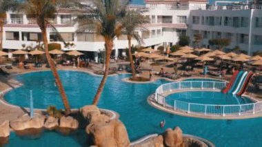 Mısır'da Lüks Mavi Yüzme Havuzu, Plaj Şemsiyeleri ve Şezlonglu Sunny Hotel Resort