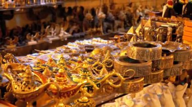 Mısır hediyelik eşya geceleri eski şehir pazarında turistler için dükkanlar