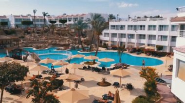 Mısır'da Lüks Mavi Yüzme Havuzu, Plaj Şemsiyeleri ve Şezlonglu Sunny Hotel Resort