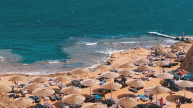 Kızıldeniz'de Mısır'da Şemsiye ve Şezlongile Bir Koy'da Rocky Beach.