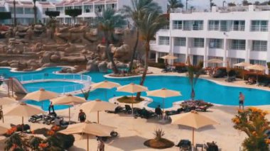 Mısır'da Lüks Mavi Yüzme Havuzu, Plaj Şemsiyeleri ve Şezlonglu Sunny Hotel Resort