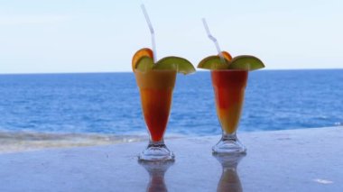 Kızıldeniz'in Arka Planı'ndaki Bar Sayacında Egzotik Kokteyller