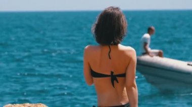 Egzotik Kokteyl Mısır'da Kızıldeniz karşı bir plajda oturan bir Mayo Seksi Kız