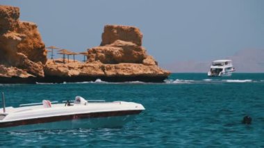 Mısır'da Rocky Beach ve Sahil Manzarasına Karşı Denizde Çapa Motorlu Tekne