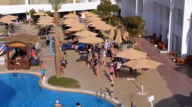 Mısır'da bir taksi şoförünün arkasından görünümü, kim gündüz tatil kenti etrafında sürmek