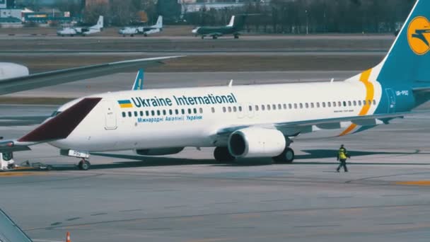 抵达的客机在机场跑道上移动 — 图库视频影像