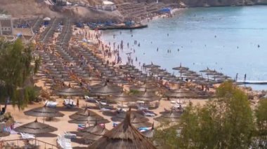 Mercan Resifi yakınında Kızıldeniz üzerinde Şemsiye ve Şezlong ile Luxury Hotel Beach. Mısır