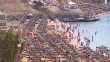 Mercan Resifi yakınında Kızıldeniz üzerinde Şemsiye ve Şezlong ile Luxury Hotel Beach. Mısır